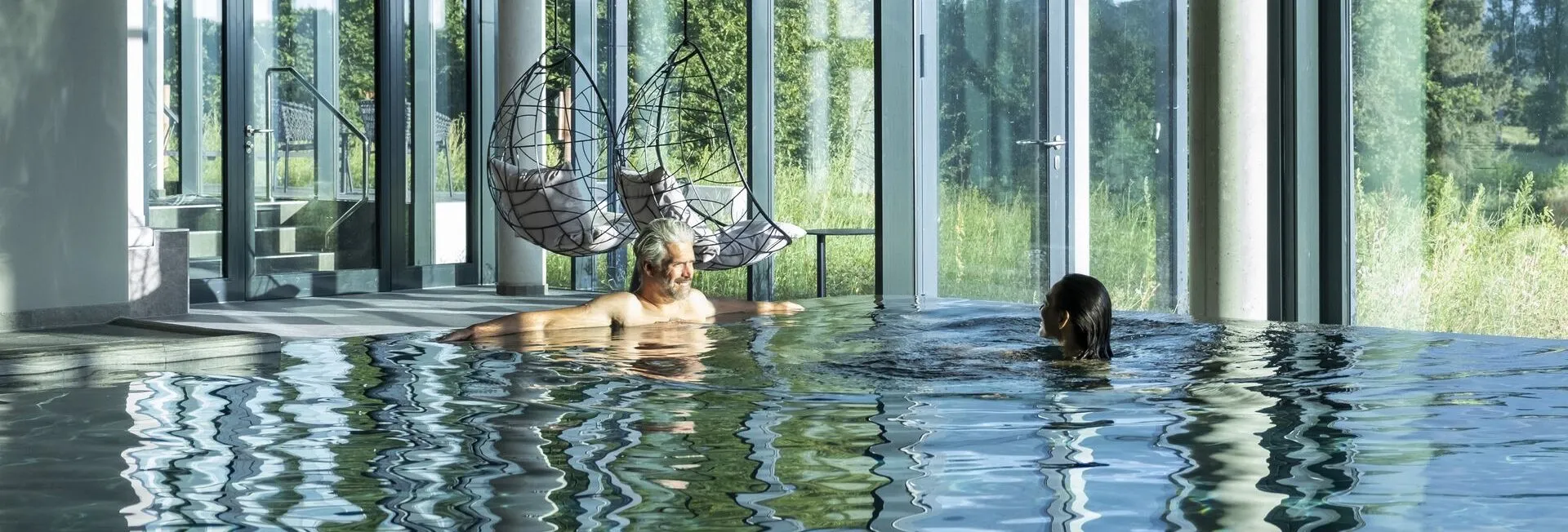 Mann und Frau im Pool im Hotel Breitenburg.