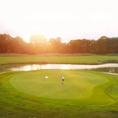 Golfplatz im Abendlicht