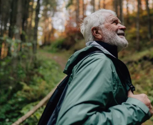 älterer Mann im Wald