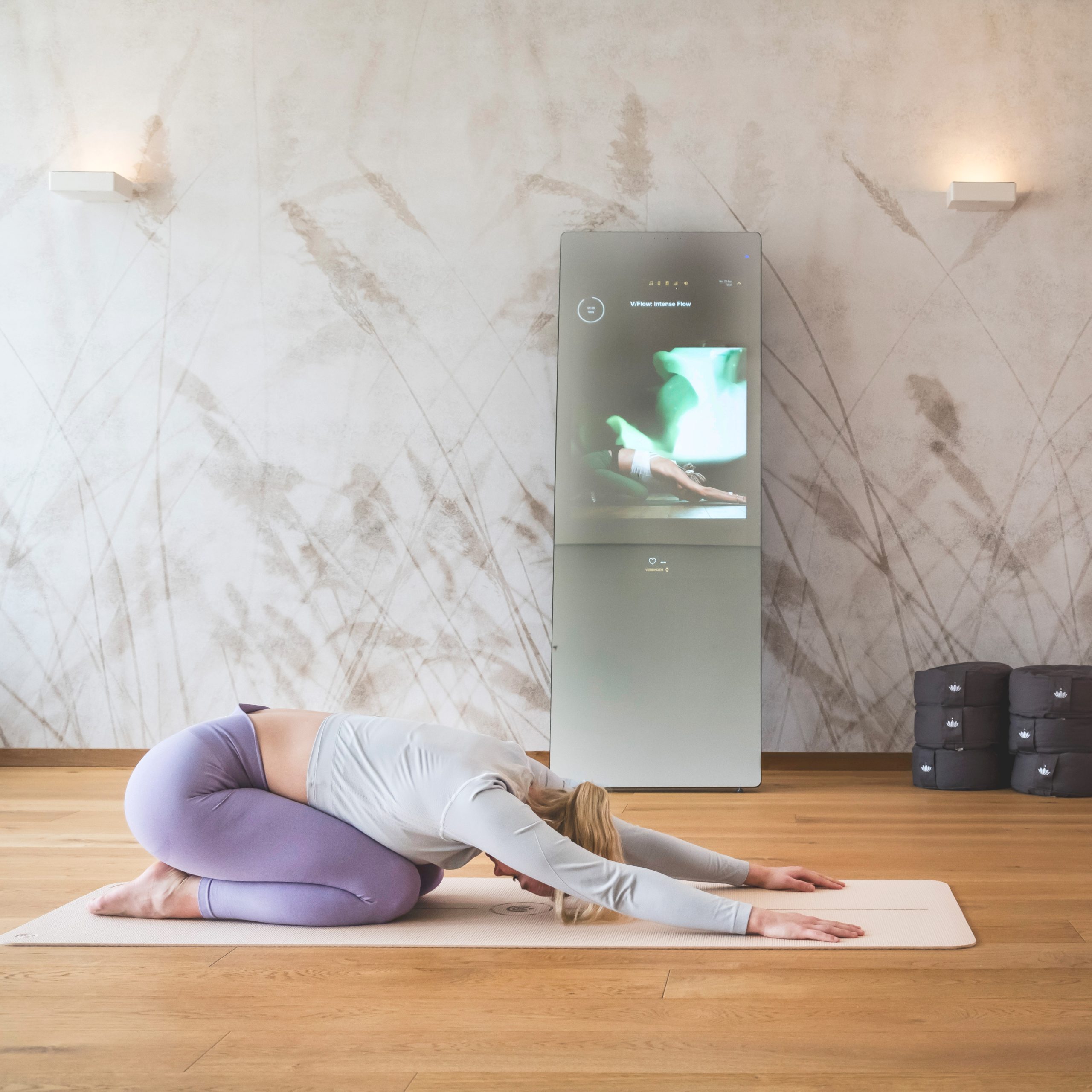 Eine Frau macht Yoga auf einer Matte